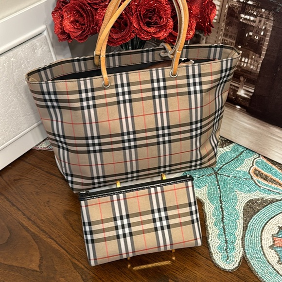 Burberry Handbags - Burberry tote bag 💼 and cosmetic pouch 👝 in good condition beautiful clean.